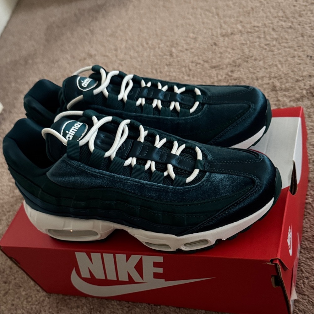 Nike Air Max 95 Women's Sneakers - Dark Green & White